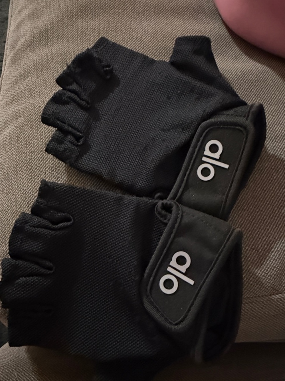 ALO Yoga Black Fingerless Workout Gloves - Picture 2 of 2